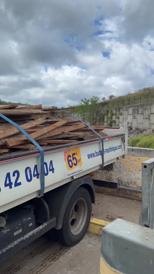 Bois chargé en vue de son enlèvement