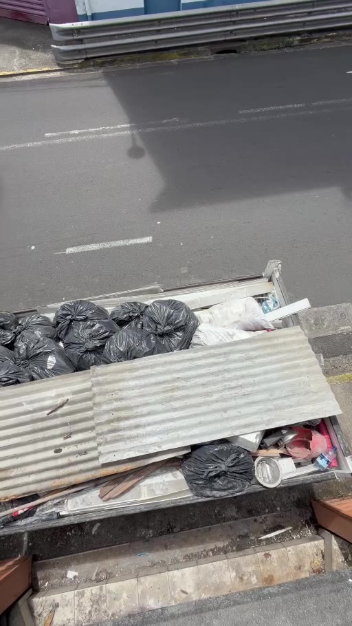 Objets et sacs réunis pour un enlèvement